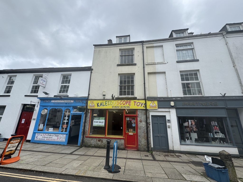 Lot: 18 - FOUR STOREY MIXED USE PROPERTY WITH POTENTIAL IN POPULAR TOWN CENTRE LOCATION - Front view of the property